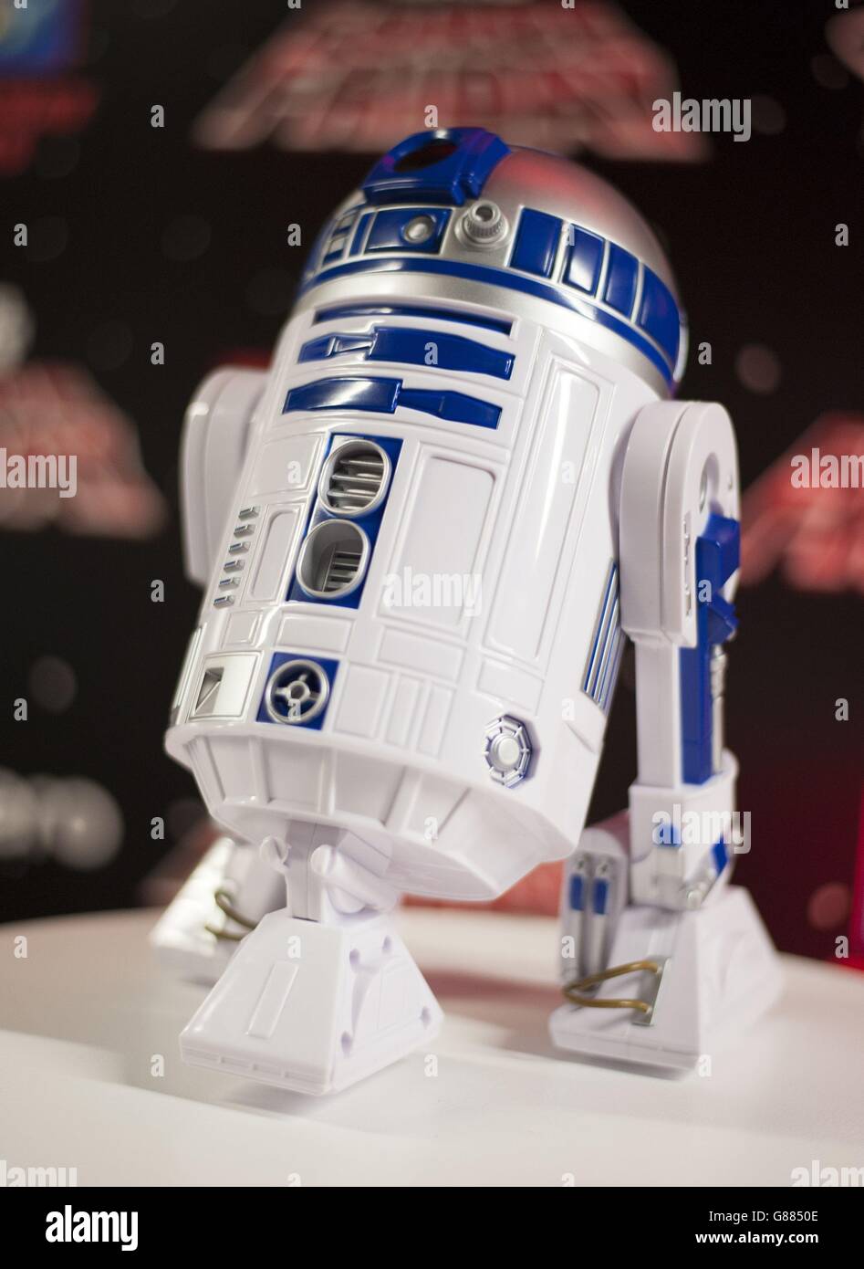 Star Wars: I giocattoli di Force Awakens al Disney Store di Londra come parte dell'evento globale chiamato 'Force Friday', l'uscita di nuovi giocattoli di Star Wars e altri articoli del nuovo film 'Star Wars: The Force Awakens' Foto Stock