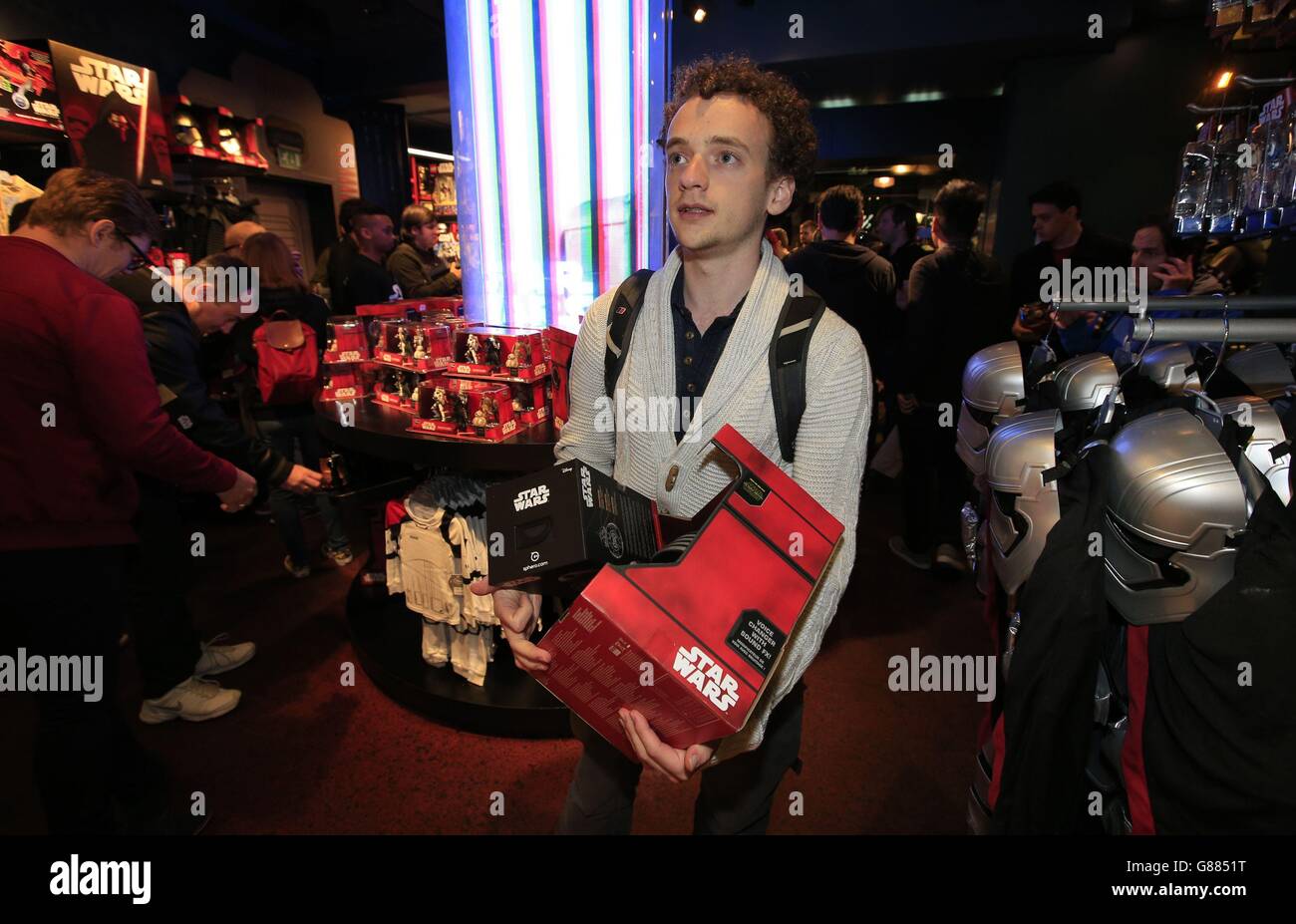 Thomas Blakey, 26, di Cambridgeshire, detiene merci presso il negozio Disney di Londra durante Star Wars: I giocattoli Force Awakens, parte dell'evento globale chiamato "Force Friday", il rilascio di nuovi giocattoli Star Wars e altre merci del nuovo film "Star Wars: The Force Awakens". Foto Stock