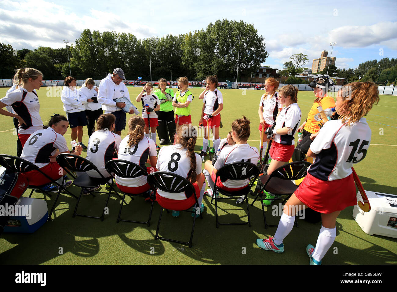 Le ragazze blu dell'Inghilterra ricevono un colloquio di squadra di metà tempo durante l'hockey ai Giochi scolastici 2015 di Sainsbury, Armitage Site, Manchester. Foto Stock