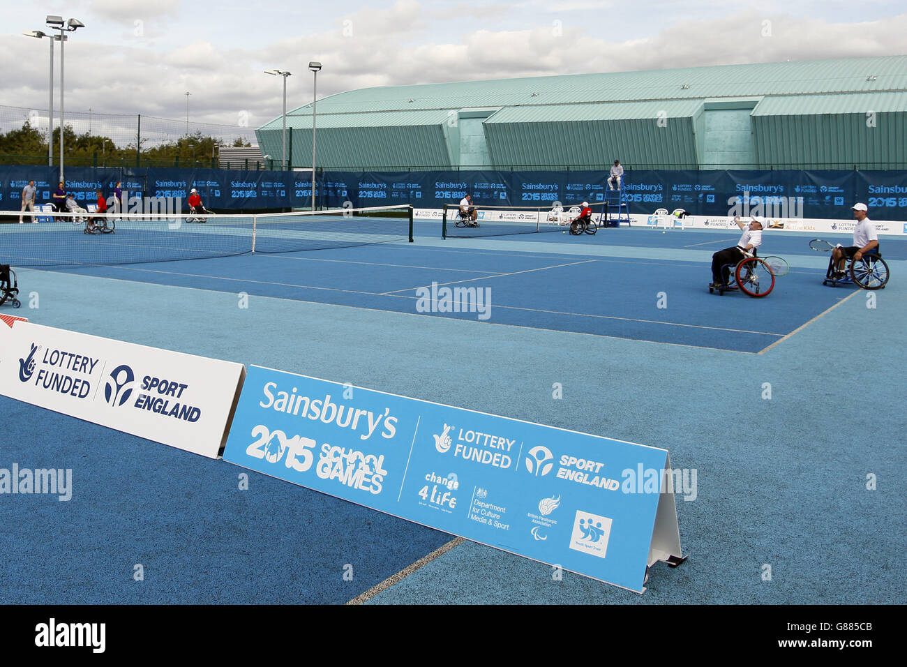 Una visione generale dell'azione durante il tennis su sedia a rotelle raddoppia ai Giochi scolastici 2015 di Sainsbury al Regional Tennis Center. Foto Stock