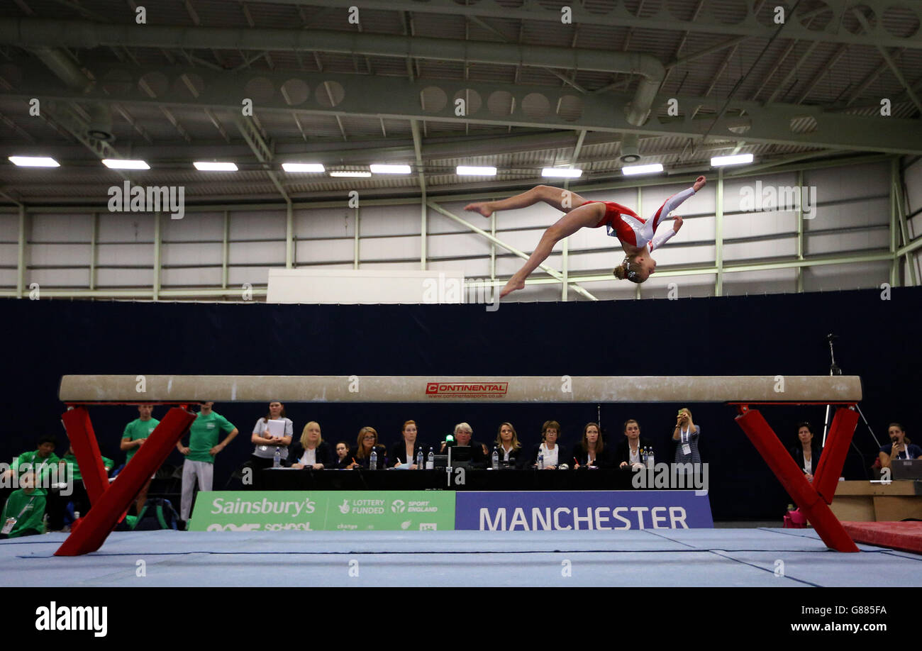 Wales' Maisie Methuen sulla Balance Beam nella ginnastica durante i Sainsbury's 2015 School Games a Manchester. Foto Stock