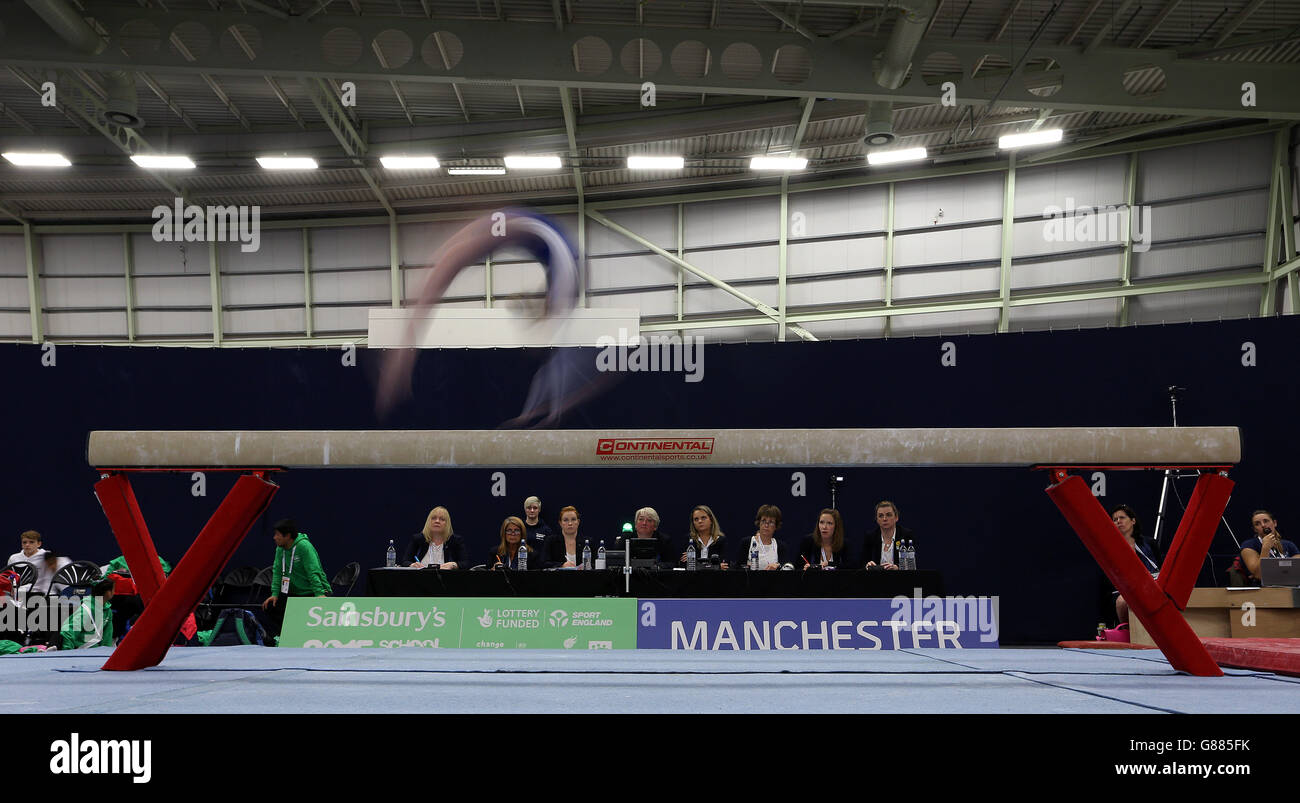 Anna Gibson della Scozia sul fascio di equilibrio nel ginnastica durante i Giochi scolastici di Sainsbury del 2015 a Manchester. Foto Stock