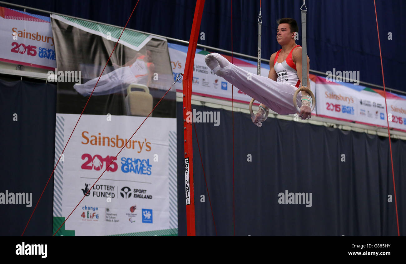 Sport - Sainsbury's 2015 School Games - Day Three - Manchester. Harry Caulwell dell'Inghilterra sugli anelli nella ginnastica durante i Giochi della scuola 2015 di Sainsbury a Manchester. Foto Stock