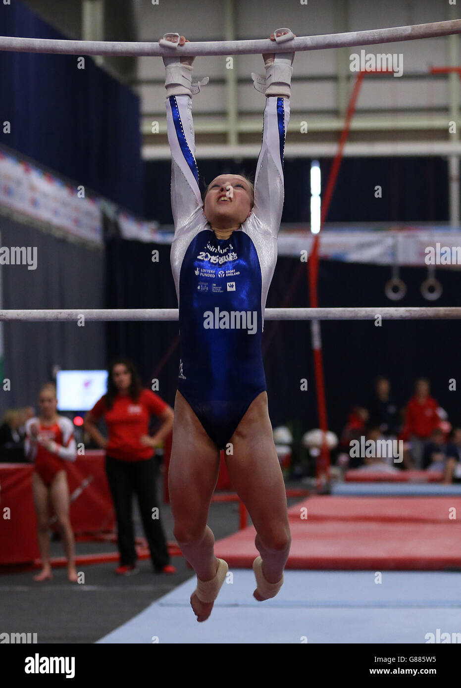 La Scozia Louise McColgan sui bar irregolari nel ginnastica durante i Giochi scolastici di Sainsbury's 2015 a Manchester. Foto Stock