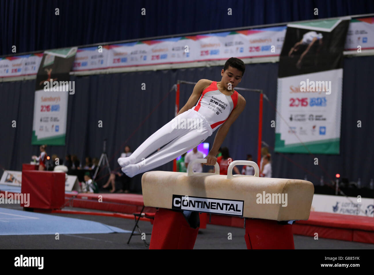 Jamie Lewis in Inghilterra sul cavallo della pommel nella ginnastica durante i Giochi scolastici di Sainsbury's 2015 a Manchester. PREMERE ASSOCIAZIONE foto. Data immagine: Sabato 5 settembre 2015. Il credito fotografico dovrebbe essere: Steven Paston/PA Wire Foto Stock