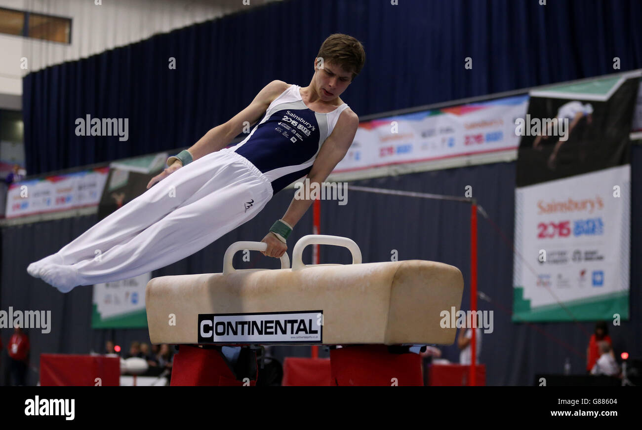 Stephen Tonge della Scozia sul cavallo della pommel nella ginnastica durante i Giochi scolastici di Sainsbury del 2015 a Manchester. PREMERE ASSOCIAZIONE foto. Data immagine: Sabato 5 settembre 2015. Il credito fotografico dovrebbe essere: Steven Paston/PA Wire Foto Stock