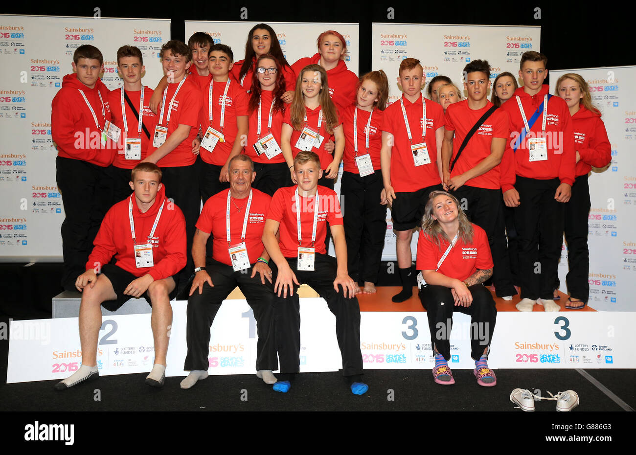 Il team JUDO del Galles posa per una foto di gruppo durante la cerimonia della medaglia ai Sainsbury's 2015 School Games presso l'Armitage Site di Manchester. Foto Stock
