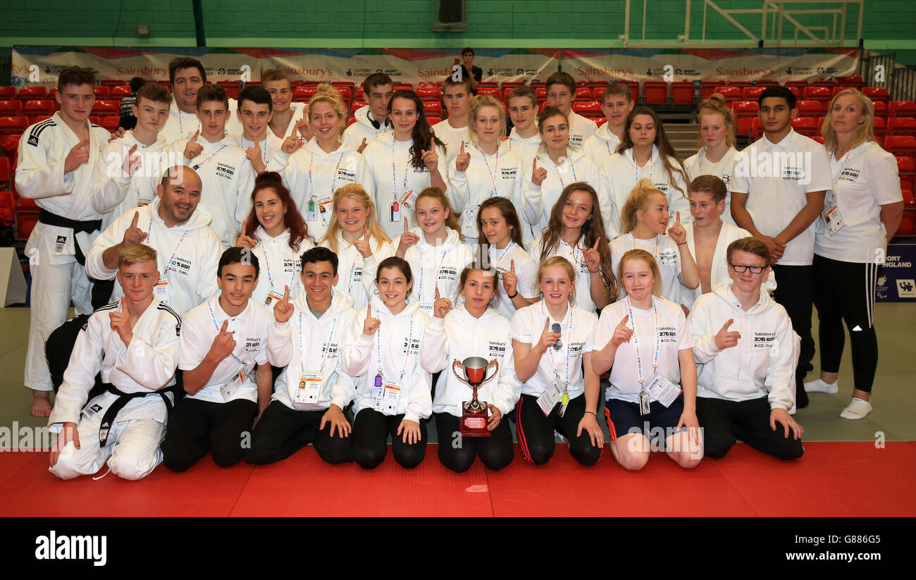 La squadra inglese Judo posa per una foto di gruppo durante la cerimonia della medaglia ai Giochi scolastici Sainsbury's 2015 presso l'Armitage Site, Manchester. Foto Stock