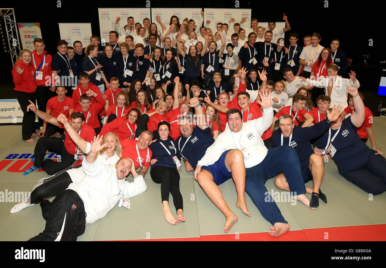 Le squadre di JUDO di Inghilterra, Scozia e Galles posano per una foto di gruppo durante la cerimonia della medaglia ai Giochi scolastici 2015 di Sainsbury presso l'Armitage Site, Manchester. Foto Stock