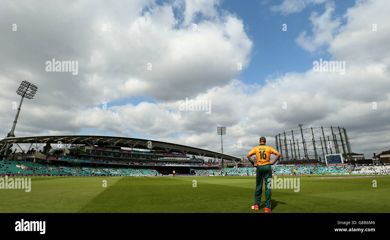 Cricket - Royal London One Day Cup - semifinale - Surrey / Nottinghamshire - The Kia Oval. Nottinghamshire Stuart si allarga lungo il confine durante la gara di semifinale della Royal London One-Day Cup al Kia Oval di Londra. Foto Stock
