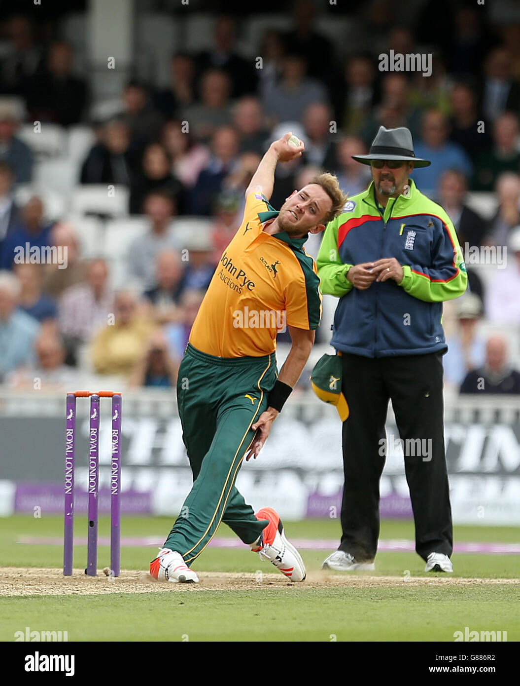 Cricket - Royal London One Day Cup - semifinale - Surrey / Nottinghamshire - The Kia Oval. Stuart Broad Bowing di Nottinghamshire durante la partita di semifinale della Royal London One-Day Cup al Kia Oval di Londra. Foto Stock