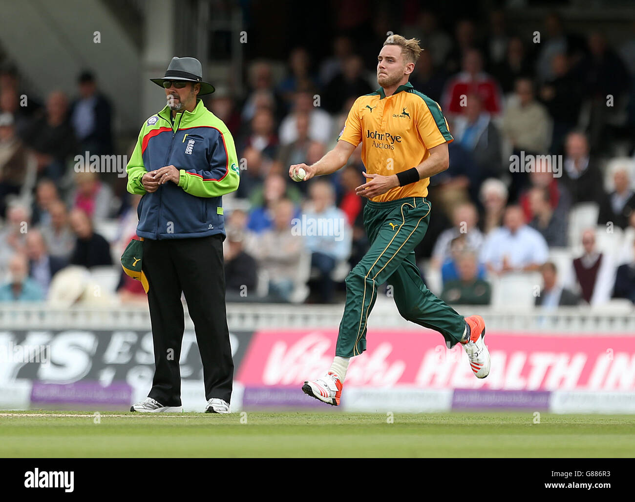 Cricket - Royal London One Day Cup - semifinale - Surrey / Nottinghamshire - The Kia Oval. Stuart Broad Bowing di Nottinghamshire durante la partita di semifinale della Royal London One-Day Cup al Kia Oval di Londra. Foto Stock