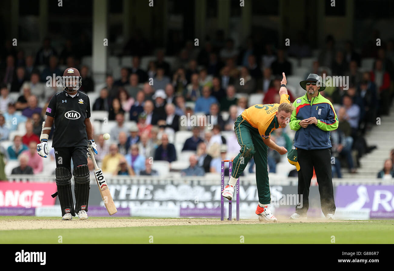 Stuart Broad Bowing di Nottinghamshire come Kumar Sangakkara di Surrey osserva durante la partita della Royal London One-Day Cup semi-Final al Kia Oval, Londra. Foto Stock