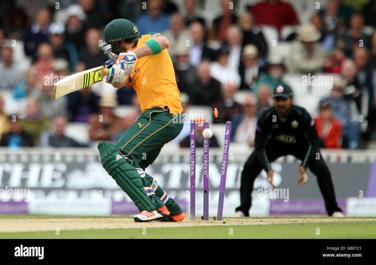 Il Riki Wessels di Nottinghamshire è stato bowled dal Sam Curran di Surrey (non nella foto) durante la partita della Royal London One-Day Cup semi-Final al Kia Oval, Londra. Foto Stock