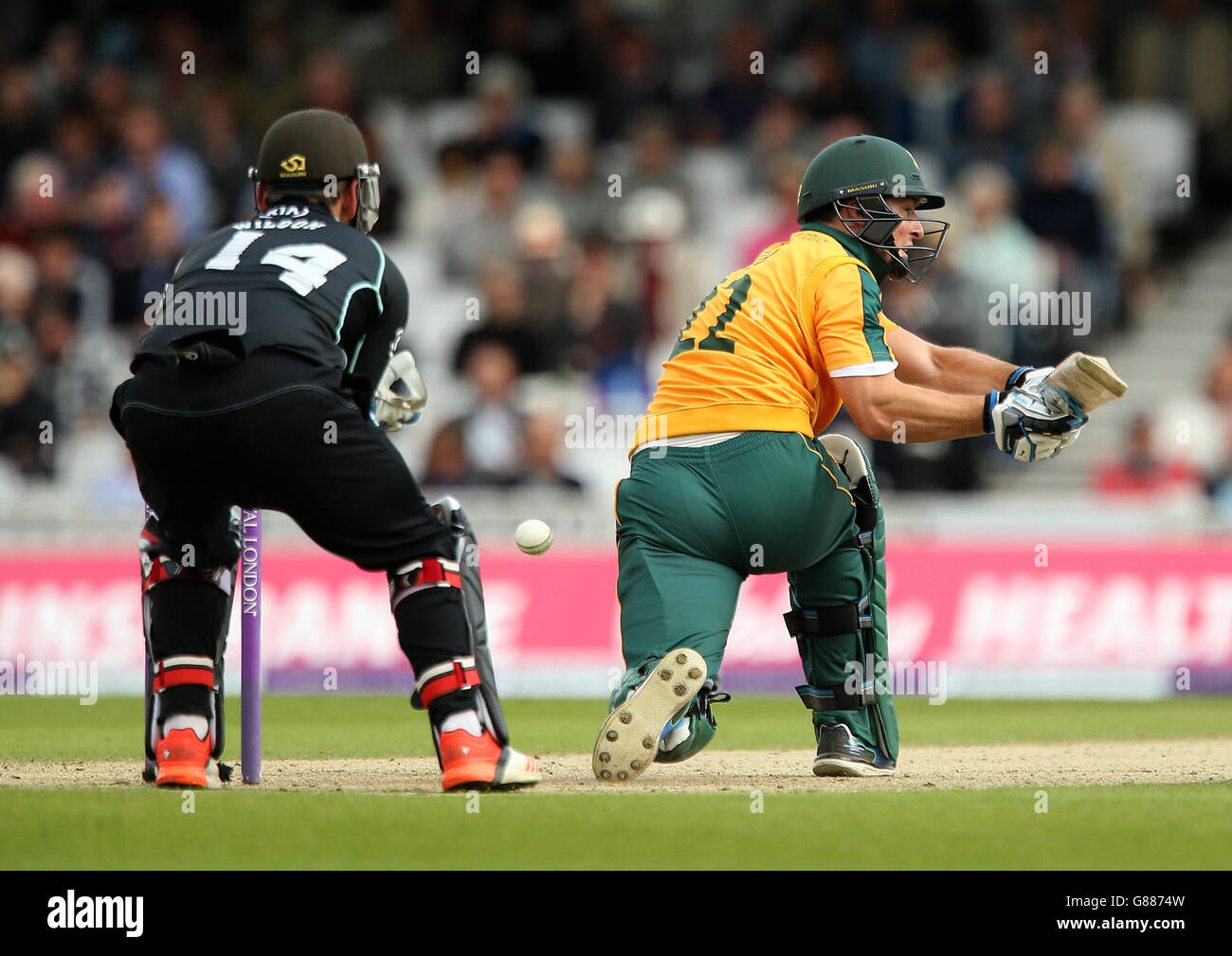 Greg Smith (a destra) di Nottinghamshire durante la partita della semifinale della Royal London One-Day Cup al Kia Oval di Londra. PREMERE ASSOCIAZIONE foto. Data foto: Lunedì 7 settembre 2015. Vedi la storia della Pennsylvania CRICKET Surrey. Il credito fotografico dovrebbe essere: Steven Paston/PA Wire. Foto Stock