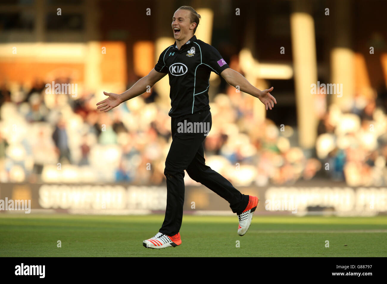 Tom Curran di Surrey festeggia la corsa di Greg Smith del Nottinghamshire (non nella foto) durante la partita della Royal London One Day Cup Semifinale al Kia Oval, Londra. Foto Stock