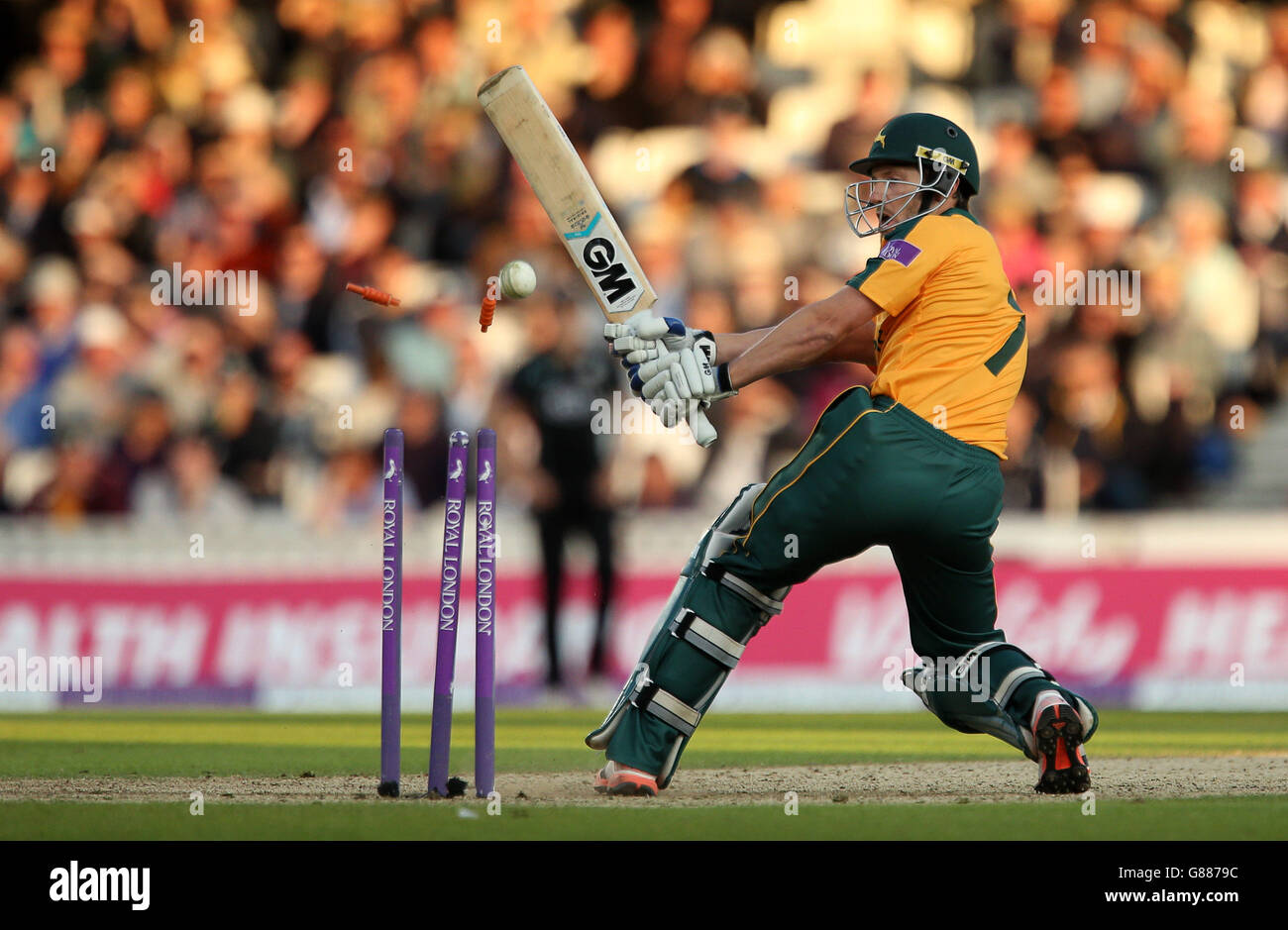 Chris Read di Nottinghamshire è stato bowled da Jade Dernbach di Surrey (non nella foto) durante la partita della Royal London One-Day Cup semi-Final al Kia Oval, Londra. Foto Stock