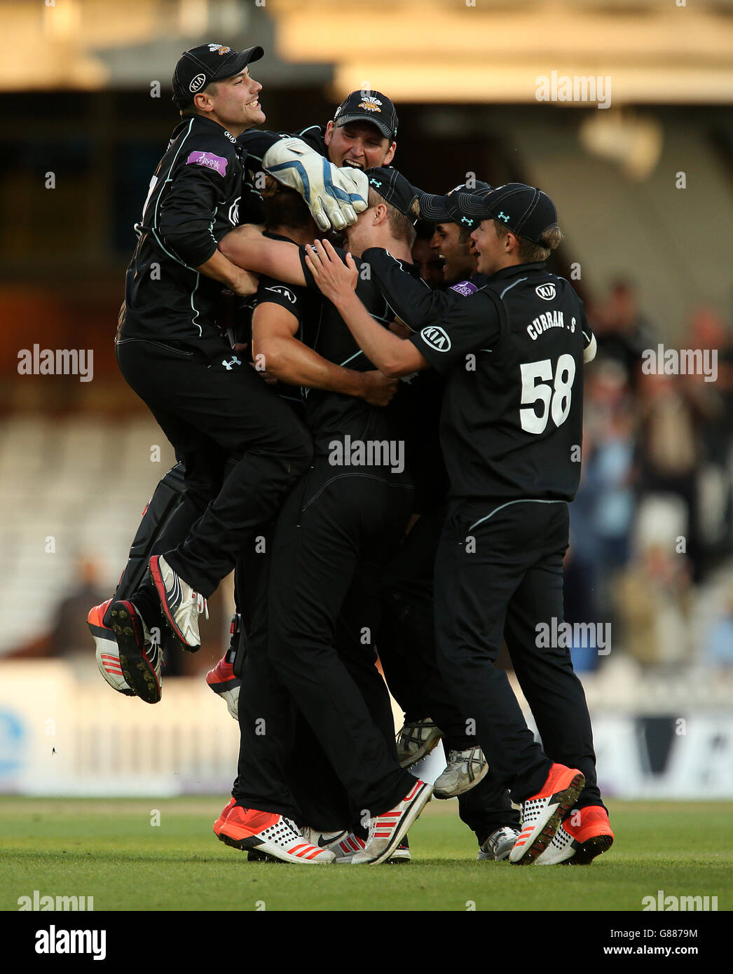 Tom Curran di Surrey (nascosto) festeggia con i compagni di squadra dopo aver vinto la partita con 4 corse nella gara semifinale della Royal London One-Day Cup presso il Kia Oval di Londra. Foto Stock