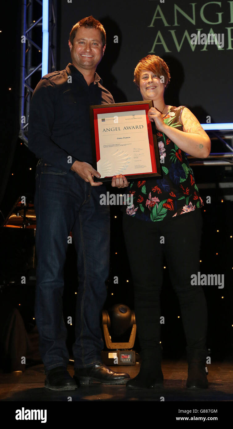 . Emma Dawson viene premiato con il miglior riconoscimento artigianale di George Clarke, durante lo storico England Angel Awards al Palace Theatre di Londra. Foto Stock