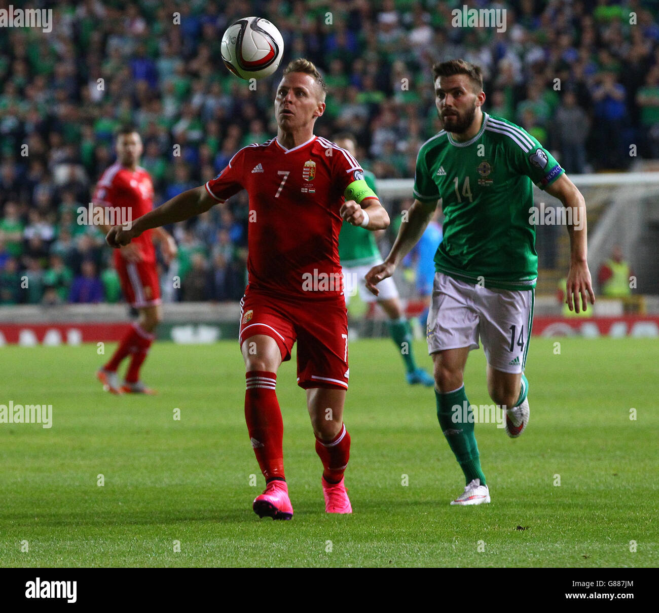 L'Ungheria Balazs Dzsudzsak (a sinistra) e l'Irlanda del Nord Stuart Dallas durante la partita di qualificazione del Campionato europeo UEFA al Windsor Park, Belfast. PREMERE ASSOCIAZIONE foto. Data immagine: Lunedì 7 settembre 2015. Vedi PA storia CALCIO N Irlanda. Il credito fotografico dovrebbe essere: Niall Carsony/PA Wire Foto Stock