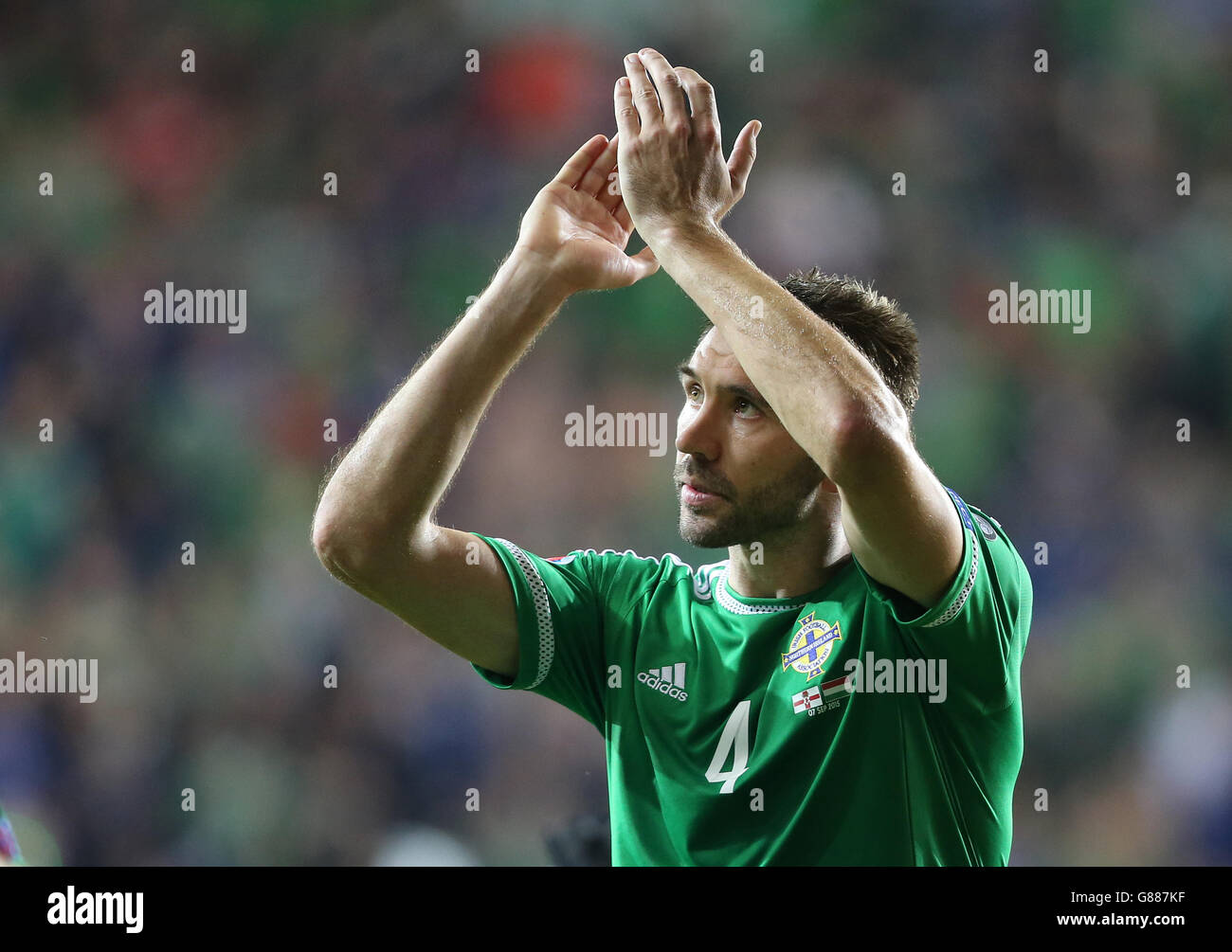 Gareth McAuley dell'Irlanda del Nord applaude i fan dopo la partita di qualificazione del Campionato europeo UEFA al Windsor Park di Belfast. Foto Stock