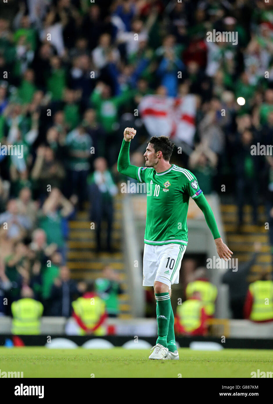 Kyle Lafferty dell'Irlanda del Nord saluta i fan dopo la partita di qualificazione del Campionato europeo UEFA al Windsor Park, Belfast. PREMERE ASSOCIAZIONE foto. Data immagine: Lunedì 7 settembre 2015. Vedi PA storia CALCIO N Irlanda. Il credito fotografico dovrebbe essere: Liam McBurney/PA Wire Foto Stock