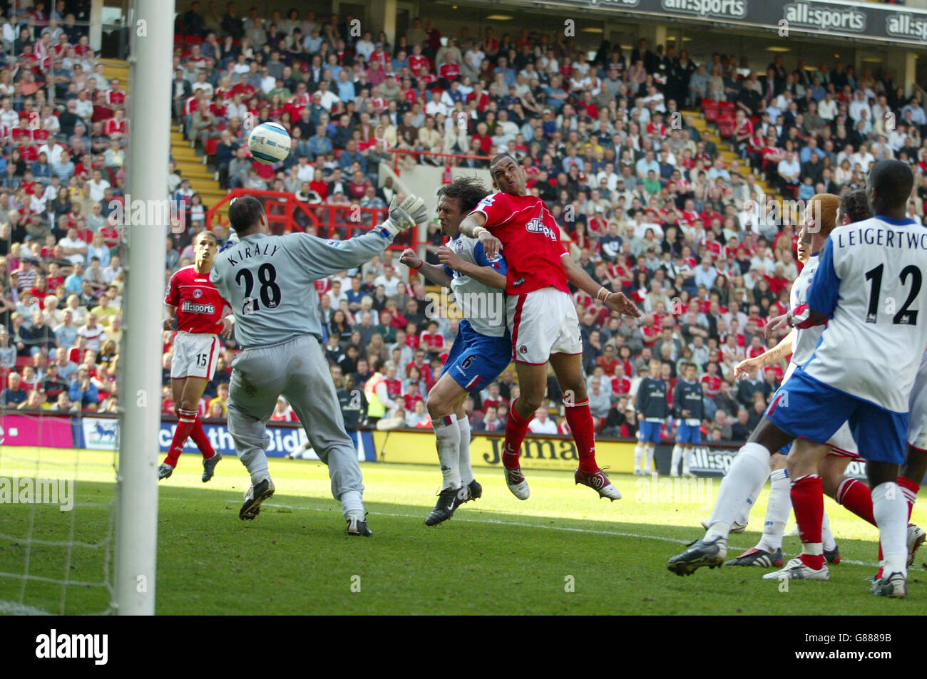 Calcio - fa Barclays Premiership - Charlton Athletic / Crystal Palace - The Valley. Jonathan Fortune (c) di Charlton Athletic supera Gabor Kiraly, portiere del Crystal Palace, per ottenere il punteggio di 2-2 Foto Stock