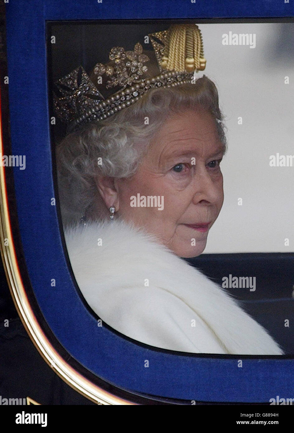 Apertura di Stato del Parlamento - Camera dei Lord. La regina Elisabetta II ritorna dalla Casa dei Lord. Foto Stock