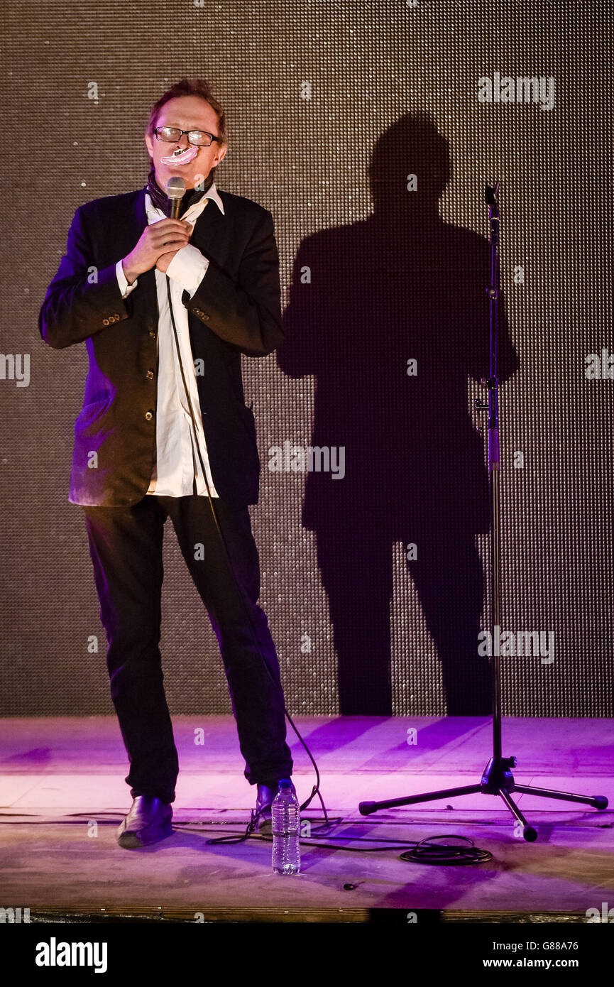 Il comico Simon Munnery si esibisce durante una serata di commedia al parco a tema Banksy's Dismaland di Weston-super-Mare. Foto Stock