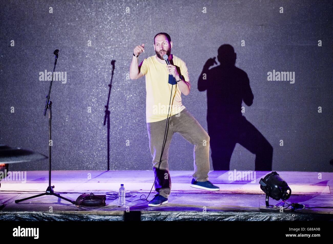 Il comico Adam Bloom si esibisce durante una serata di commedia al parco a tema Banksy's Dismaland di Weston-super-Mare. Foto Stock