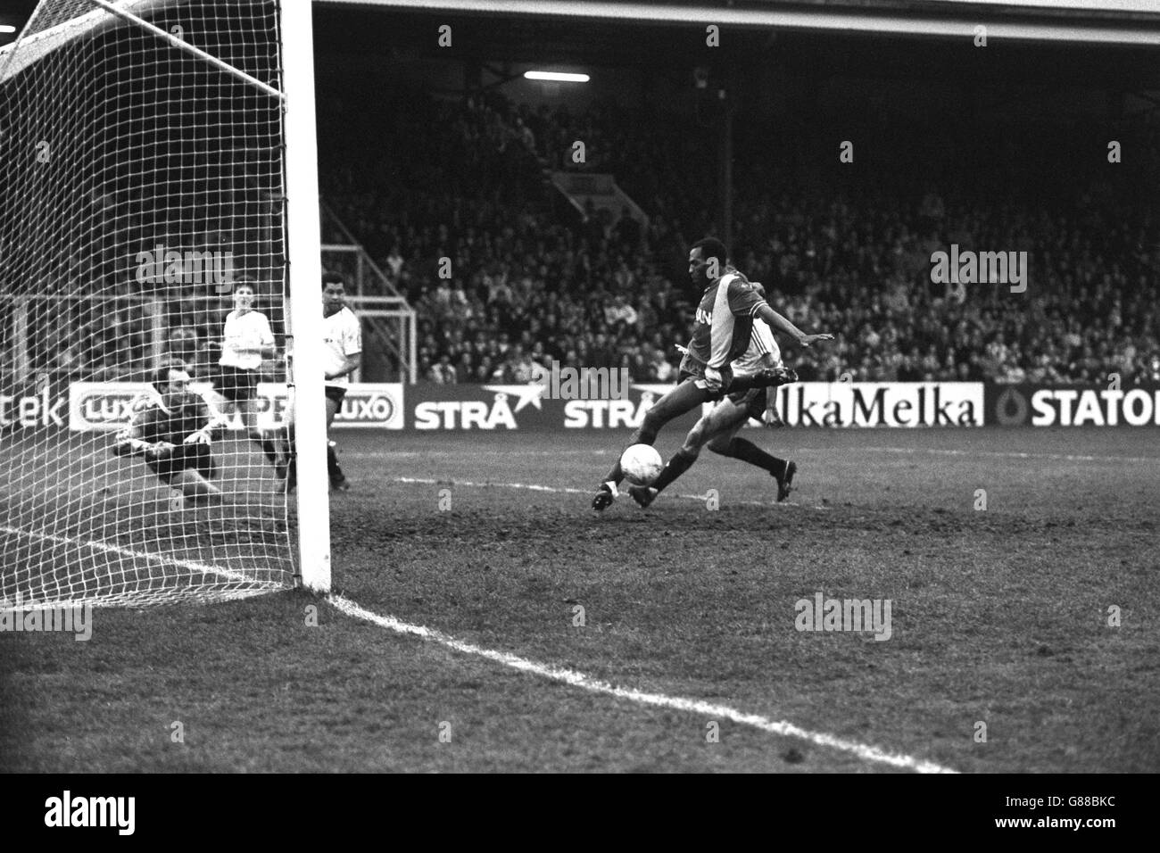 Luther Blissett (r) di Bournemouth perde la possibilità di segnare un gol vincente nel 1-1 contro il Manchester United a Dean Court. Il portiere del Manchester United Jim Leighton (a sinistra) fa un'immersione, ma la palla va larga. Foto Stock