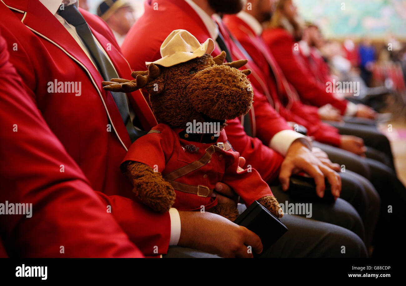 Rugby Union - cerimonia di benvenuto in Canada - Brangwyn Hall. La squadra canadese mascotte durante la cerimonia di benvenuto alla Brangwyn Hall, Swansea. Foto Stock