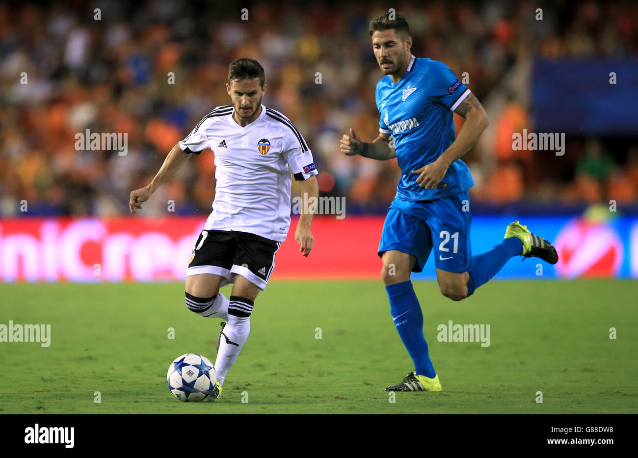 Calcio - UEFA Champions League - Gruppo H - Valencia v Zenit San Pietroburgo - Estadio de Mestalla. A (a destra) in azione Foto Stock