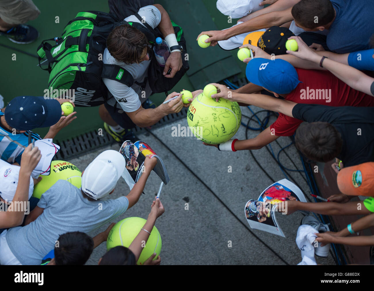 David Ferrer firma autografi per i tifosi di tennis dopo il suo 1 ° round maschile di singles match contro Radu Albot il giorno uno degli US Open al US Open presso il Billie Jean King National Tennis Center il 31 2015 agosto a New York, Stati Uniti. Foto Stock