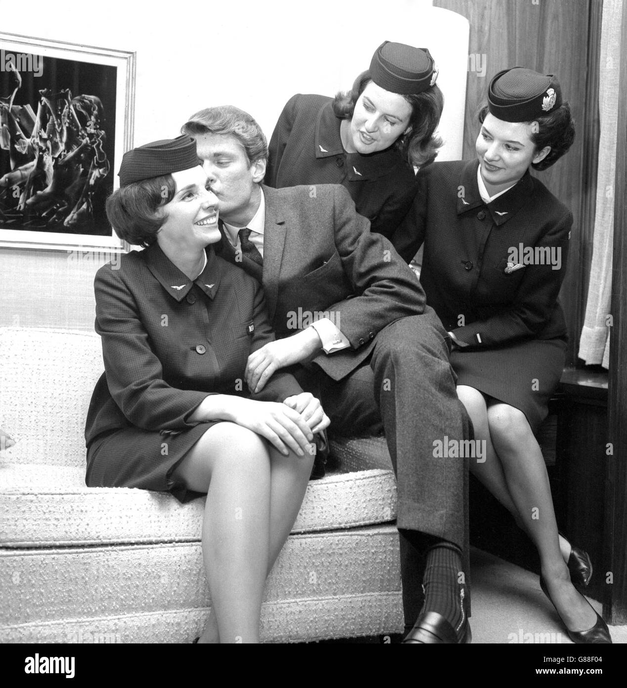 50. Guardando avanti sono i secondi classificati Sylvia Wendy Packer (a sinistra), di Cheadle Hulme, Cheshire, e Jacqueline Sylvia Riley, di Edgware, Middlesex. Foto Stock