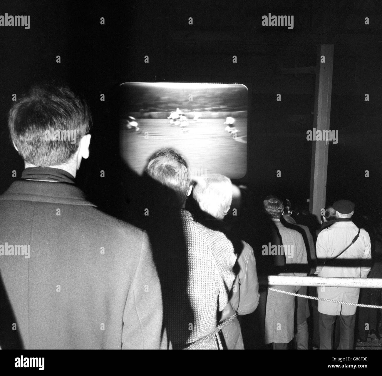 Gli spettatori di Millwall's Ground the Den, osservano la loro squadra in azione a più di 300 chilometri di distanza in una partita di terza divisione contro Workington su un grande schermo TV. La proiezione, di Sportscast Ltd, è stata detta essere la prima trasmissione televisiva a circuito chiuso di Londra di una partita di calcio. Foto Stock