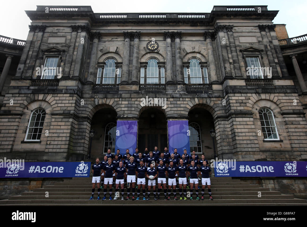 La squadra di rugby scozzese sta sui gradini del quad del vecchio college  immagini e fotografie stock ad alta risoluzione - Alamy