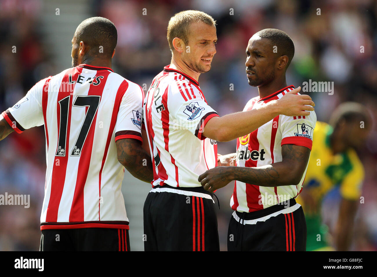 Calcio - Barclays Premier League - Sunderland / Norwich City - Stadio della luce. L-R: Jeremain Lens di Sunderland, Lee Cattermol e Jermain Defoe formano un muro difensivo Foto Stock
