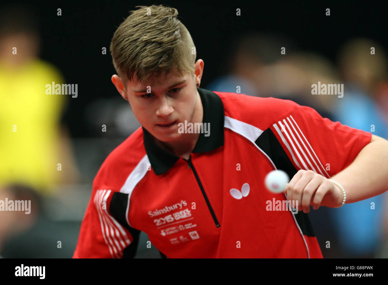 Un giocatore partecipa al ping-pong per ragazzi il 2° giorno dei Giochi scolastici 2015 di Sainsbury al Regional Tennis Center di Manchester. Foto Stock