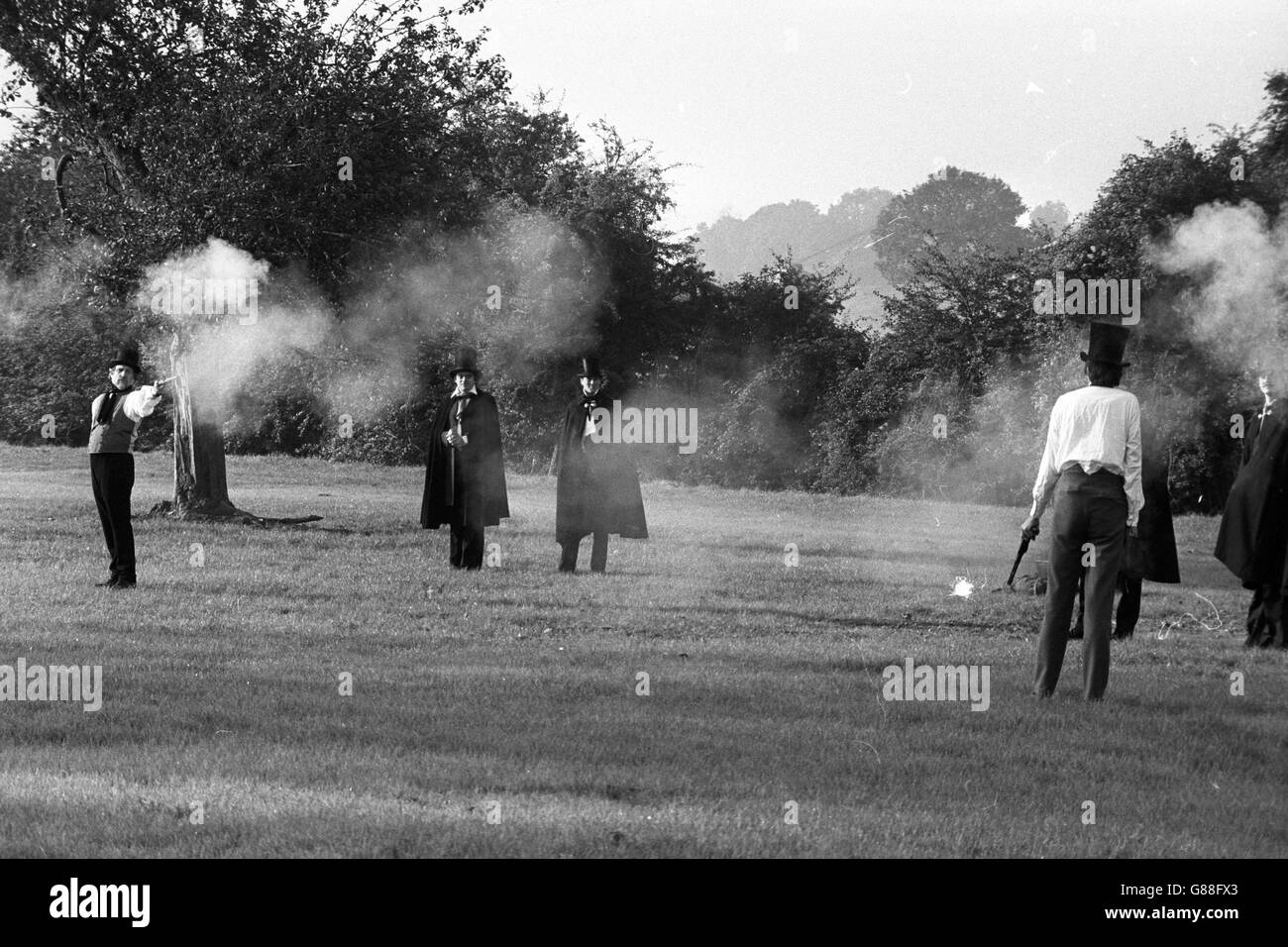 John Barnard (a sinistra), 43, e il dottor Michael Carson, 53, stabilirono le loro differenze alla Stockers Farm di Rickmansworth. Si affrontarono a 10 passi con pistole di 100 anni cariche di potenza reale e di wad vergini. Il sig. Barnard ha posto la sfida al suo collega londinese all'inizio di quest'anno, dopo aver accusato il dottor Carson di essere affettuoso con la moglie. Foto Stock