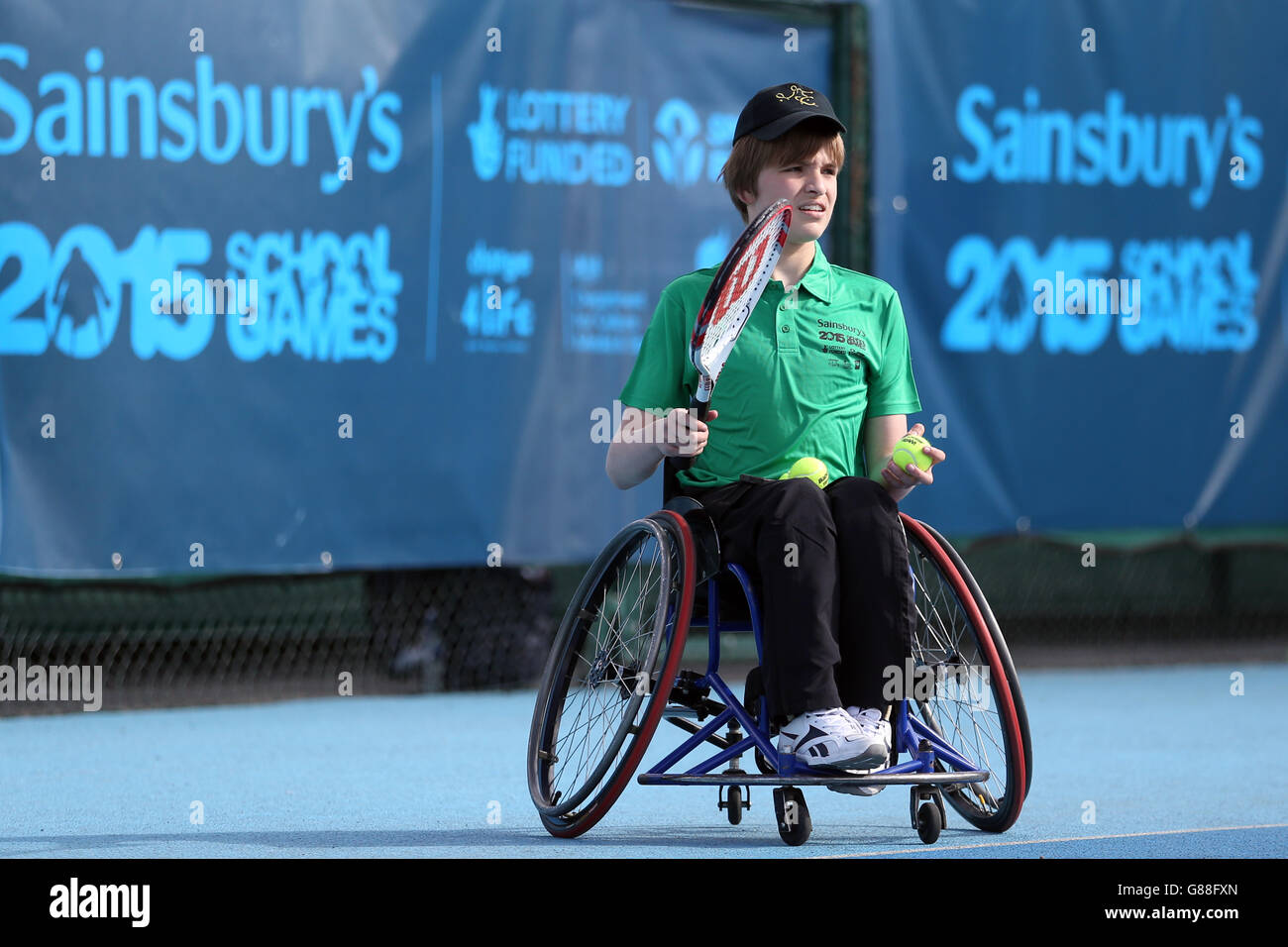 Ross Gourley dell'Irlanda del Nord durante il tennis su sedia a rotelle al Sainsbury's School Games 2015 al Regional Tennis Center di Manchester. Foto Stock