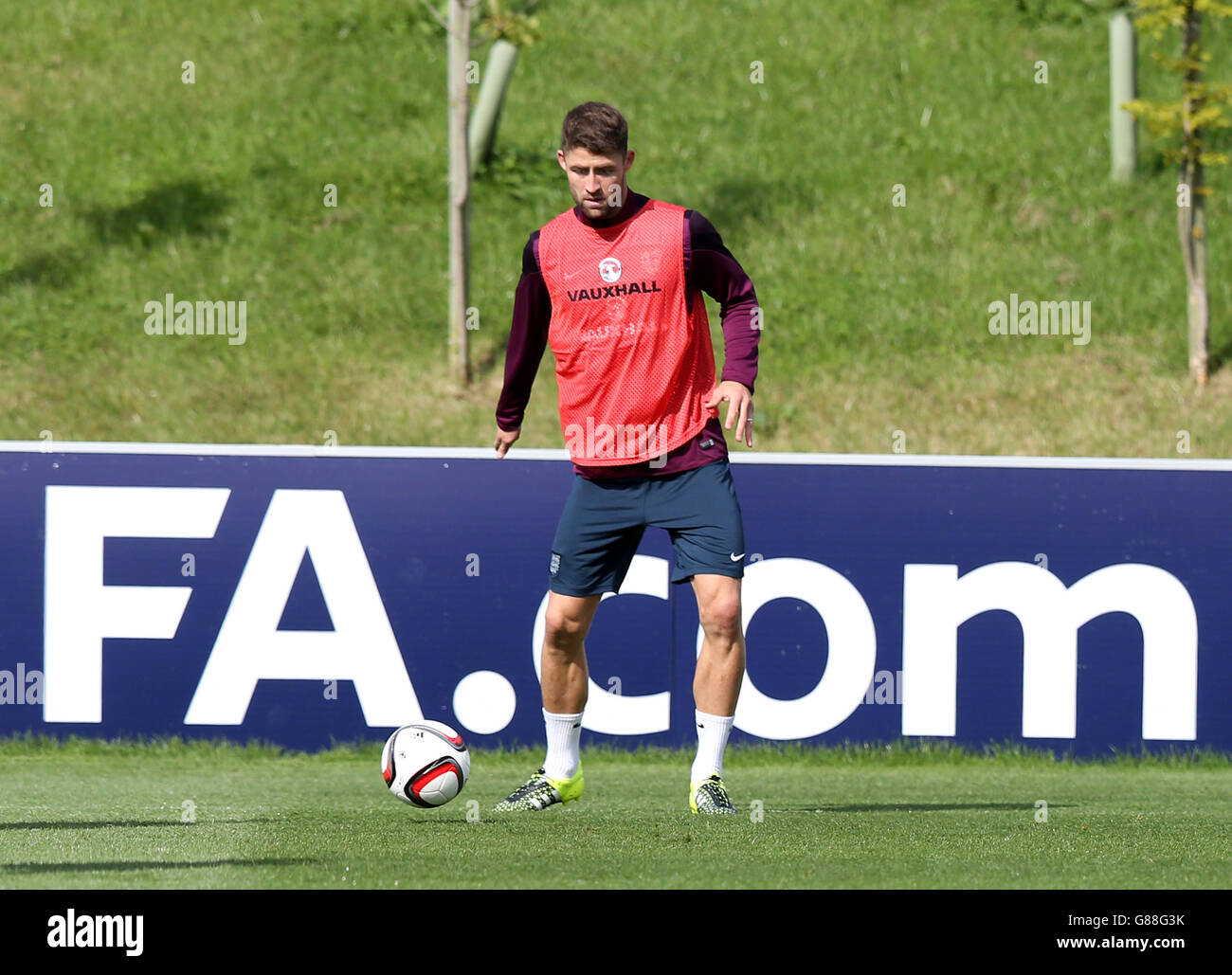 Gary Cahill in Inghilterra durante una sessione di allenamento al St George's Park, Burton-upon-Trent. Foto Stock