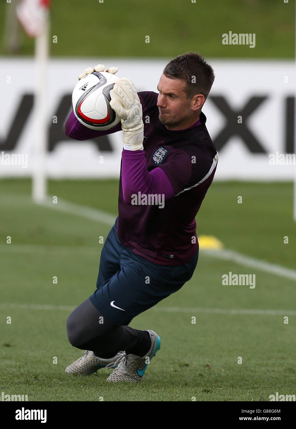 Calcio - UEFA Euro 2016 - Qualifiche - Gruppo e - San Marino / Inghilterra - Inghilterra sessione di allenamento - giorno due - St George's Park. Tom Heaton in Inghilterra durante una sessione di allenamento al St George's Park, Burton-upon-Trent. Foto Stock