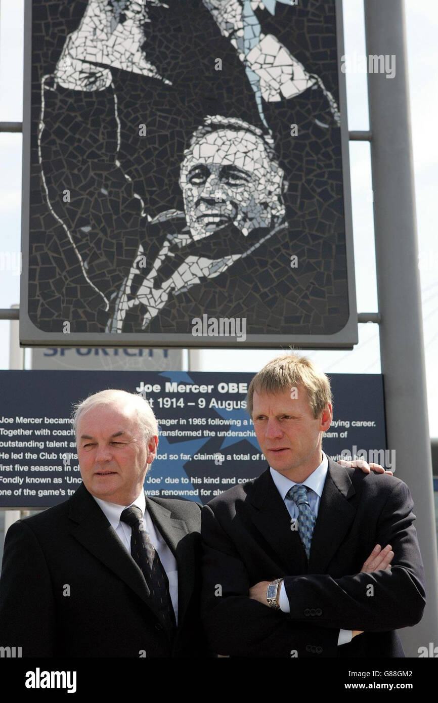 Stuart Pearce (R), nuovo manager della città di Manchester, con il presidente John Wardle durante la presentazione di un memoriale all'ex manager Joe Mercer. Pearce è stata oggi confermata come nuovo manager di Manchester City con un contratto di due anni. Foto Stock