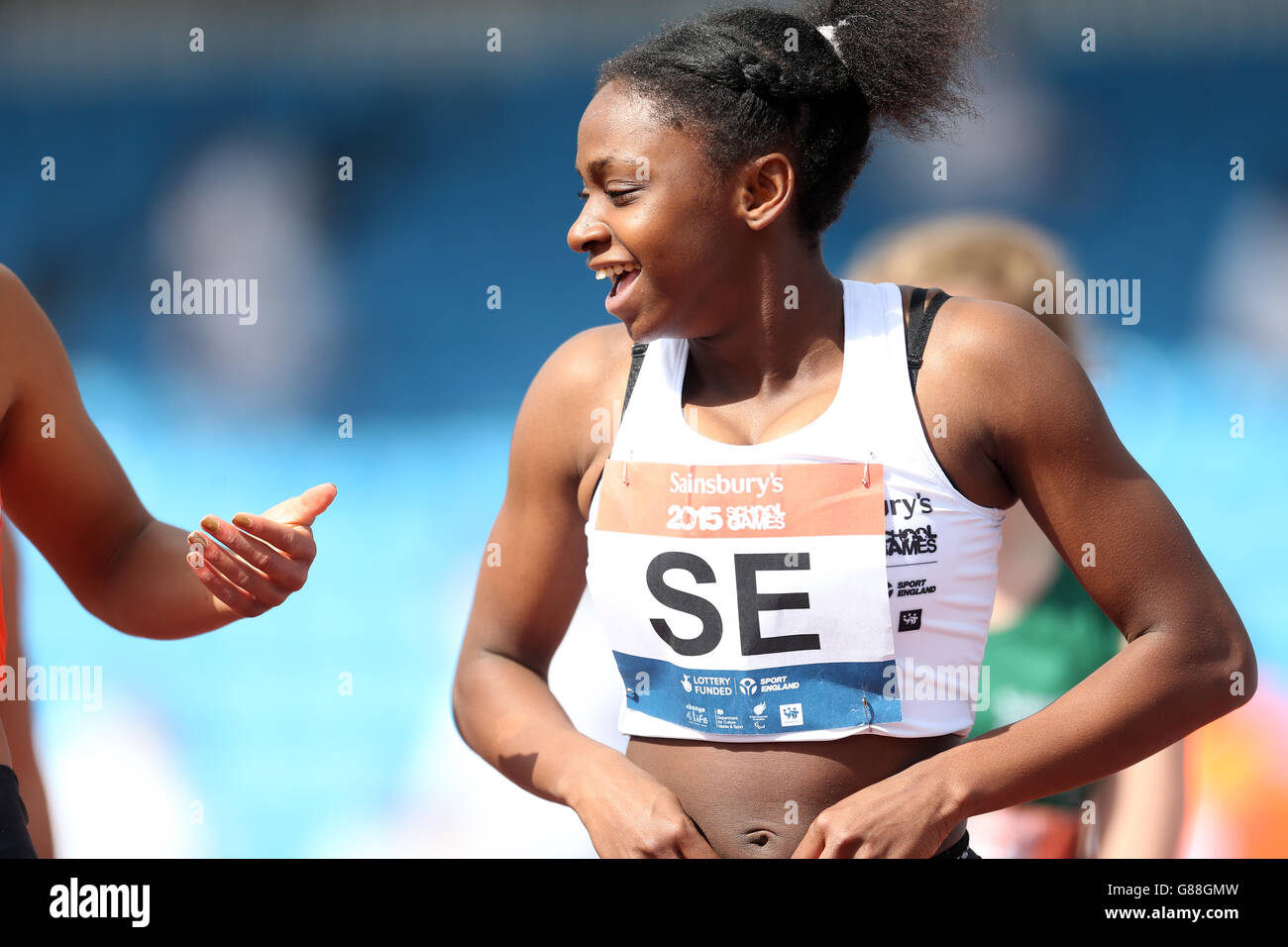 Inghilterra South East's Charmont Webster-Tape celebra la vittoria delle ragazze 100 metri ai Sainsbury's 2015 School Games presso la Manchester Regional Arena. Foto Stock