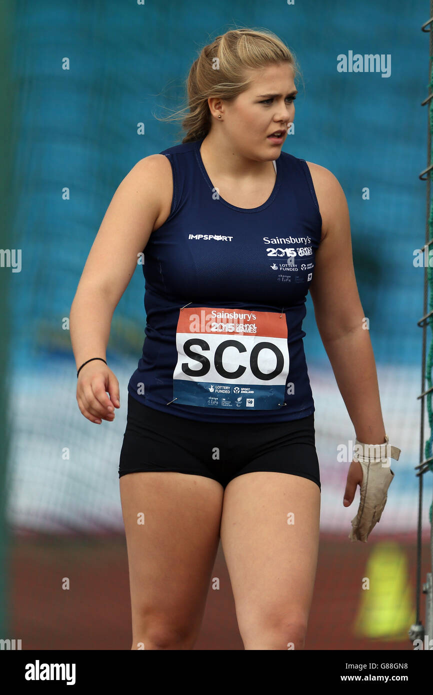 Emma Rae prende parte al lancio del martello delle ragazze ai Giochi scolastici 2015 di Sainsbury alla Manchester Regional Arena. Foto Stock