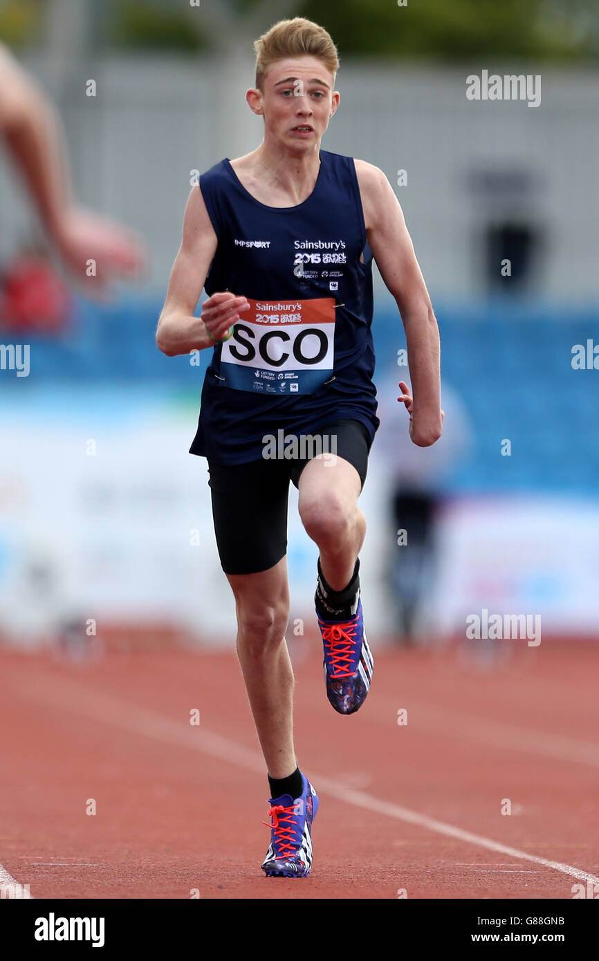 Iain Boyd partecipa ai ragazzi ambulanti 100 metri al Sainsbury's 2015 School Games presso la Manchester Regional Arena. Foto Stock
