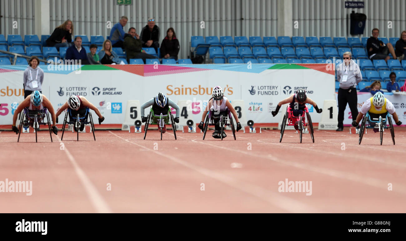 Gli atleti lasciano i blocchi di partenza per l'evento per le ragazze su sedia a rotelle di 100 metri durante i Sainsbury's 2015 School Games alla Manchester Regional Arena. Foto Stock