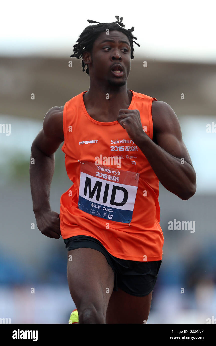 Javaughan Parks attraversa la fila per vincere i ragazzi ambulanti 100 metri al Sainsbury's 2015 School Games presso la Manchester Regional Arena. Foto Stock