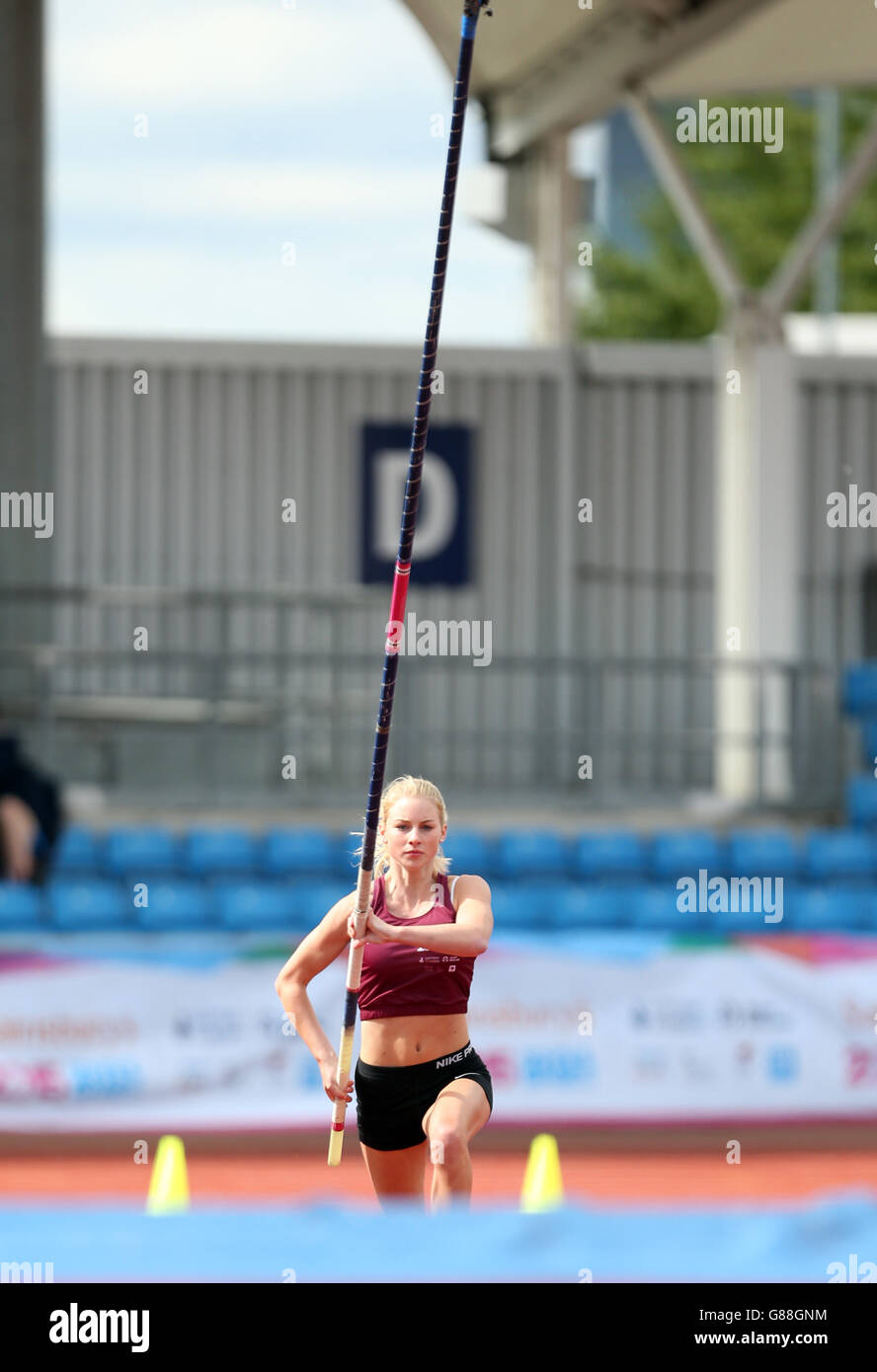 Inghilterra il North West's Jessica Swannack partecipa alla volta del palo della ragazza ai Sainsbury's 2015 School Games presso la Manchester Regional Arena. Foto Stock